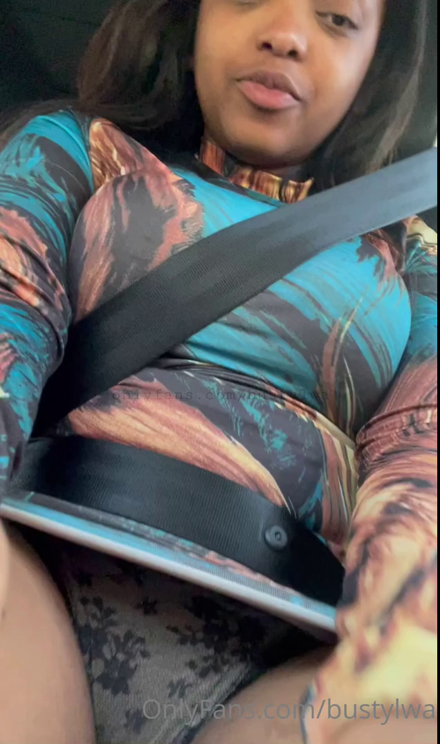Bustylwa Rubbing Her Pussy While Driving