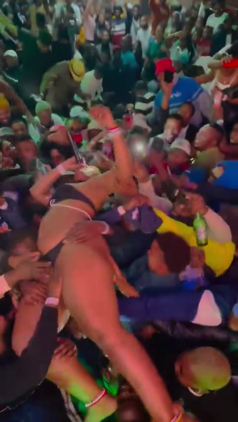 Fans Fingering Zodwa Wabantu