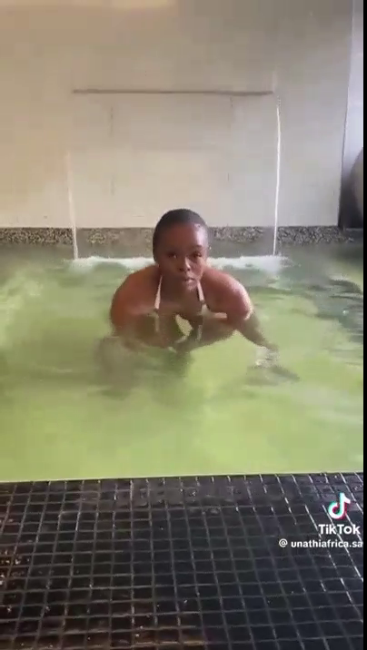Unathi in House Pool
